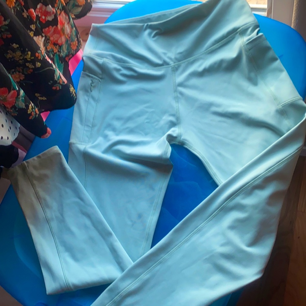 Yoga pants with pockets